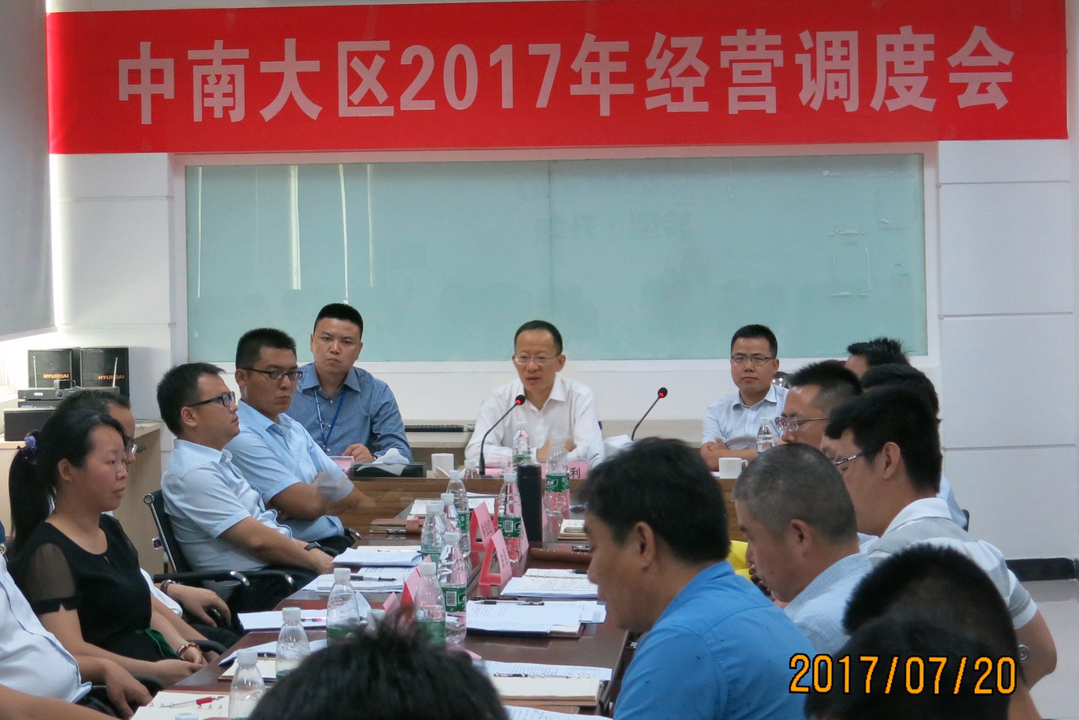 集团总裁许兴利主持召开365(vip)英国上市官网幕墙中南大区年中经营调度会并就大区主要负责人调整及区域未来发展与大家亲切座